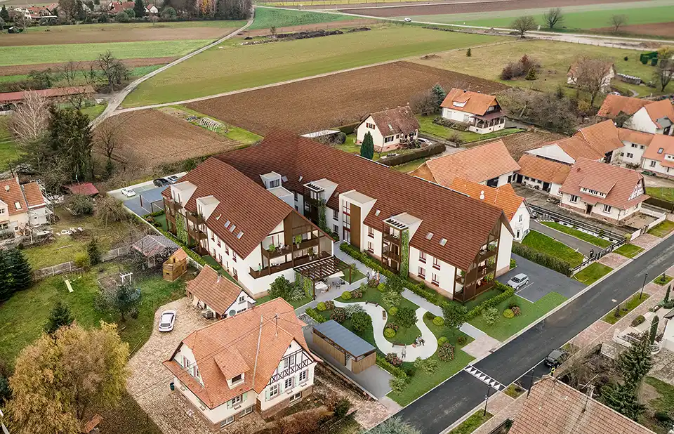 Image drone ALFA Immobilier de la résidence seniors le Bouquet de Seebach et son architecture